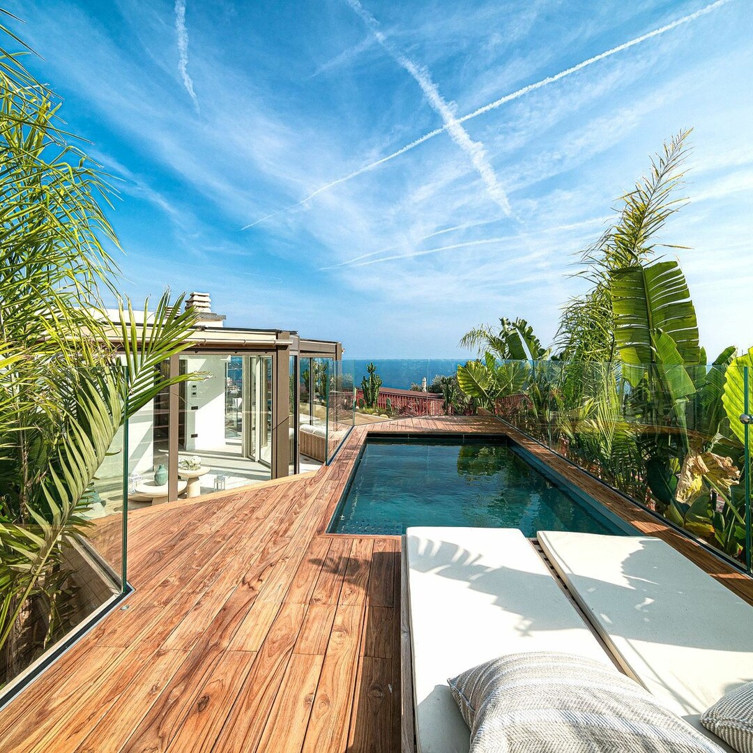 Offering a beautiful view of the sea and the Principality, ELEGANT 5-ROOM DUPLEX, with SWIMMING POO