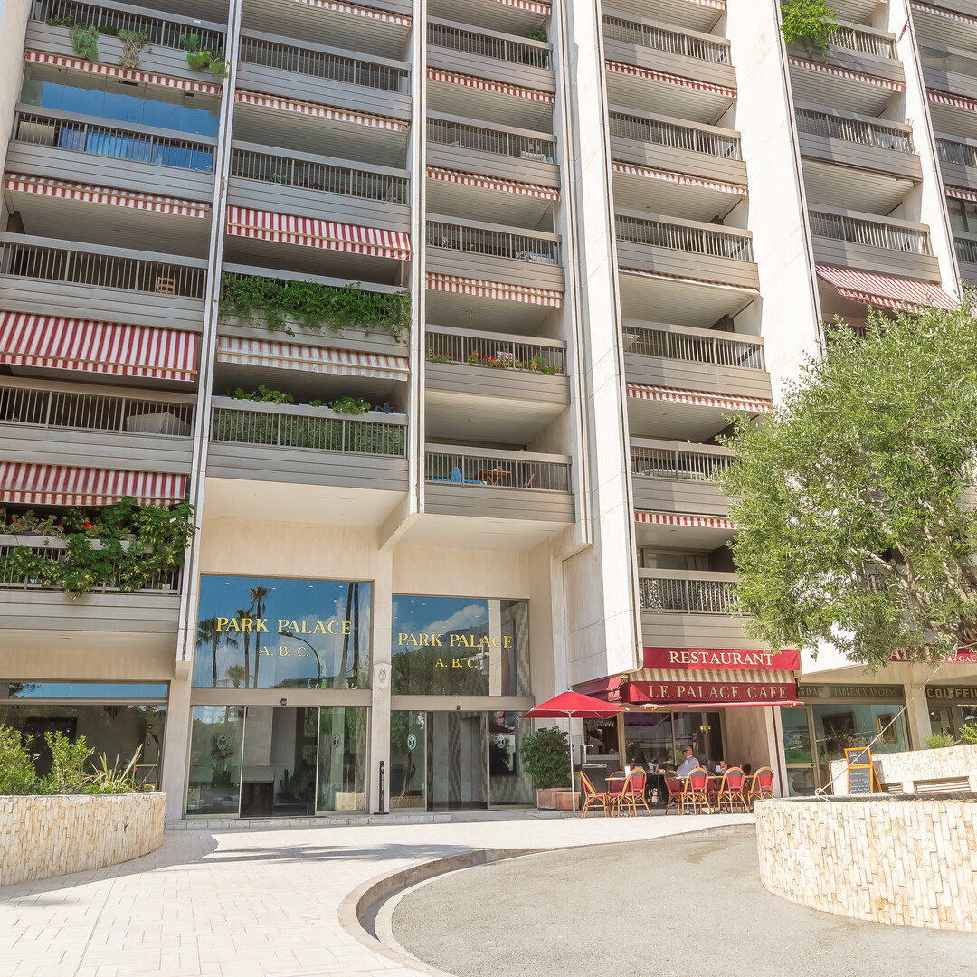 GOLDEN SQUARE - 1 BEDROOM APARTMENT - PARK PALACE