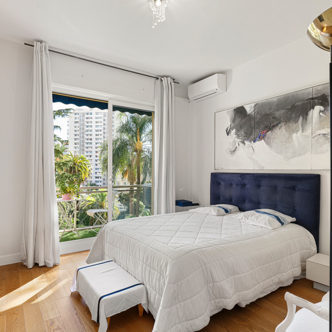 New Sale 2 rooms renovated in a prestigious Residence in Monte-Carlo, Monaco