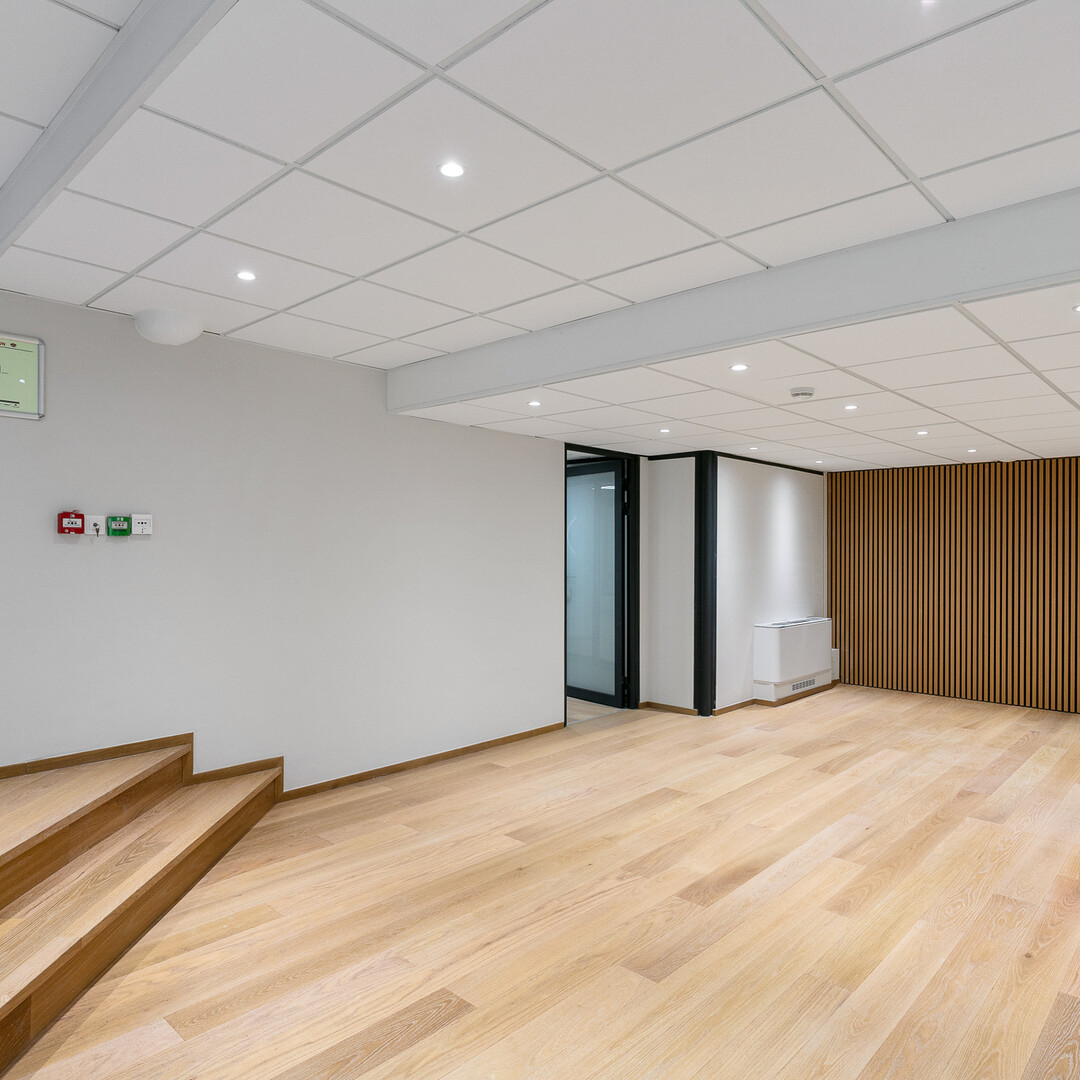 Renovated office for sale Carré d'Or in luxury building with independent access