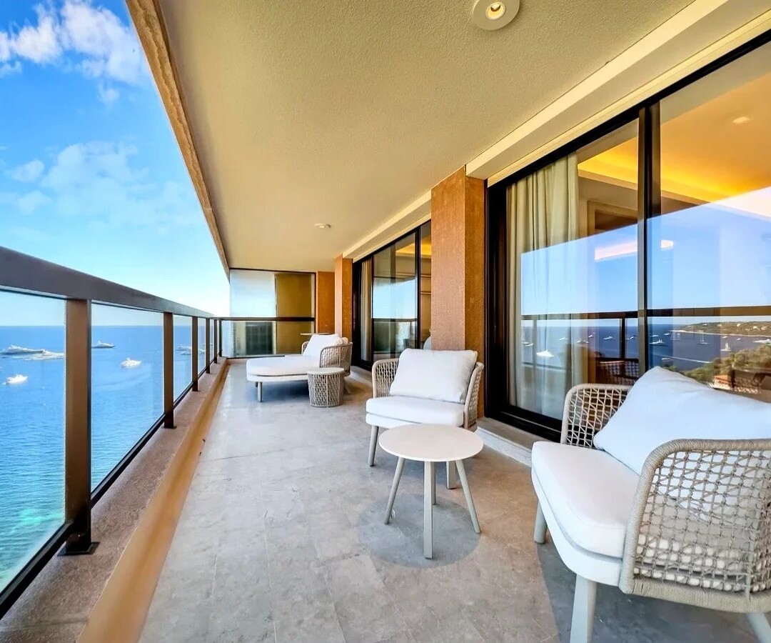 Sole Agent : Luxuriously furnished 2-bedroom apartment near Larvotto Beach