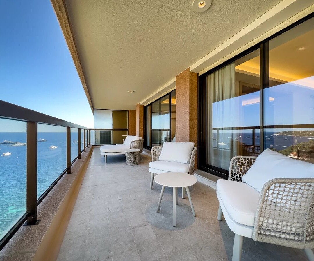 Sole Agent : Luxuriously furnished 2-bedroom apartment near Larvotto Beach