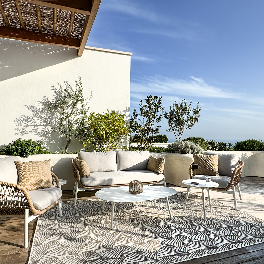 SOLE AGENT - MAGNIFICENT 2/3 BEDROOM APARTMENT SOLD FULLY FURNISHED