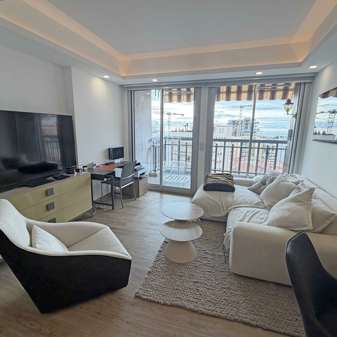 Golden Square | Renovated 2-bedroom apartment with views