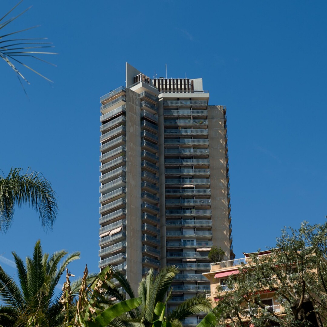 ELEVATED LIVING | PRIME BIRD’S-EYE VIEW OF THE CASINO