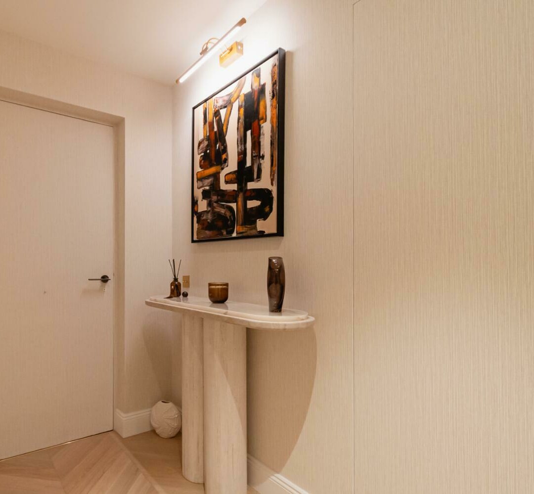 Luxury renovated 4 rooms apartment in golden square