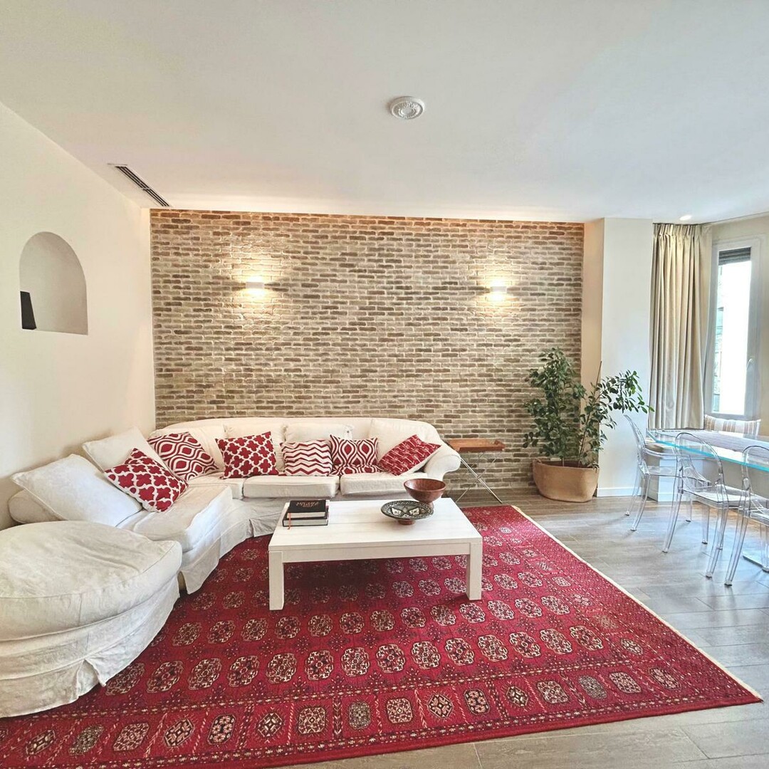 Renovated 4-room apartment – Law 887