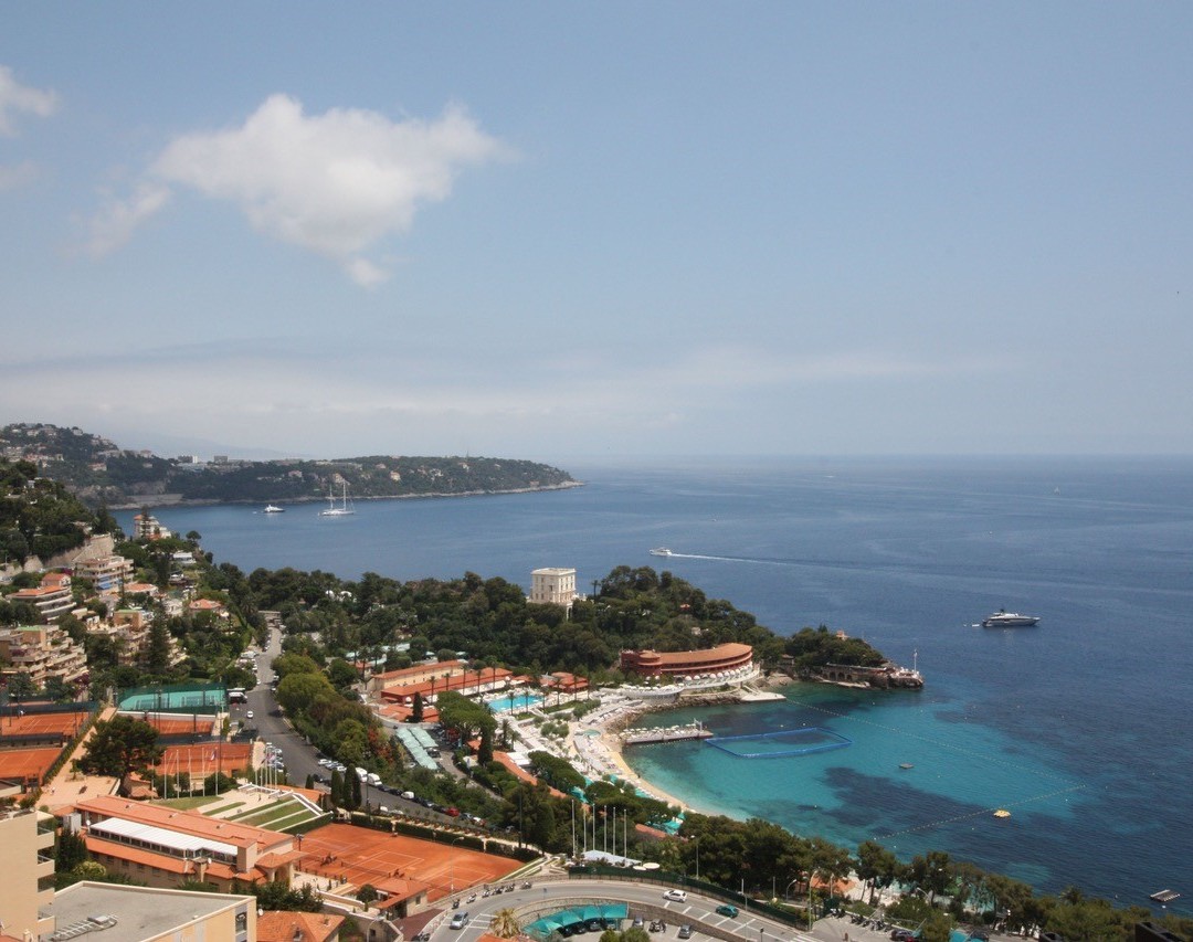 Exceptional apartment, high floor, panoramic view. Completely renovated.