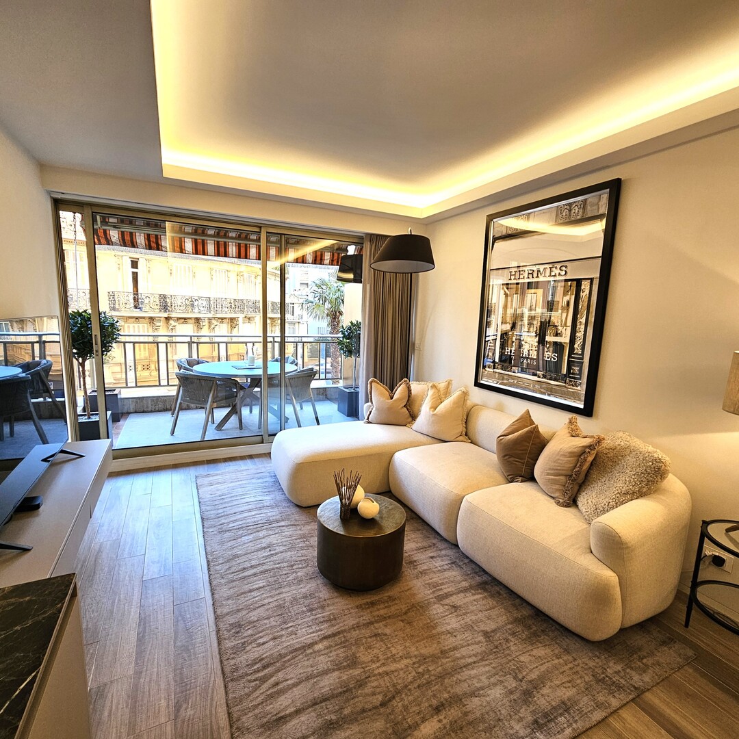 Superb renovated 4-room apartment – Luxury residence with concierge – Mixed use