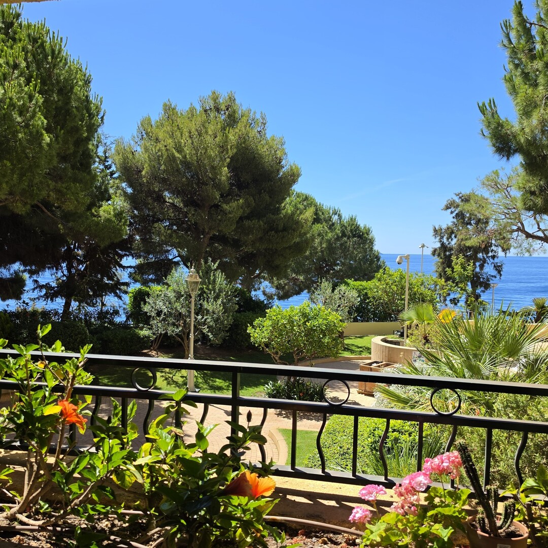 Apartment with a beautiful sea and gardens  view