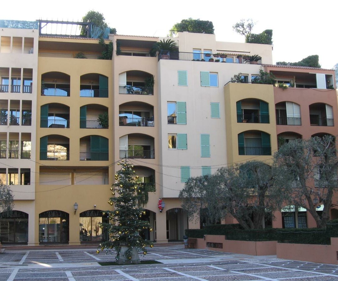 MAGNIFICENT COMMERCIAL PREMISES IN THE HEART OF FONTVIEILLE