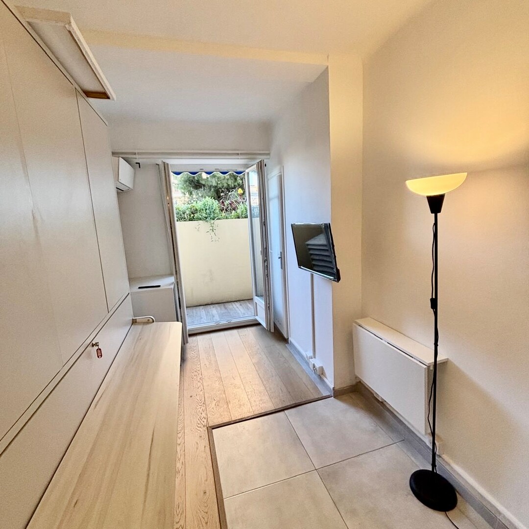 Studio, home or office