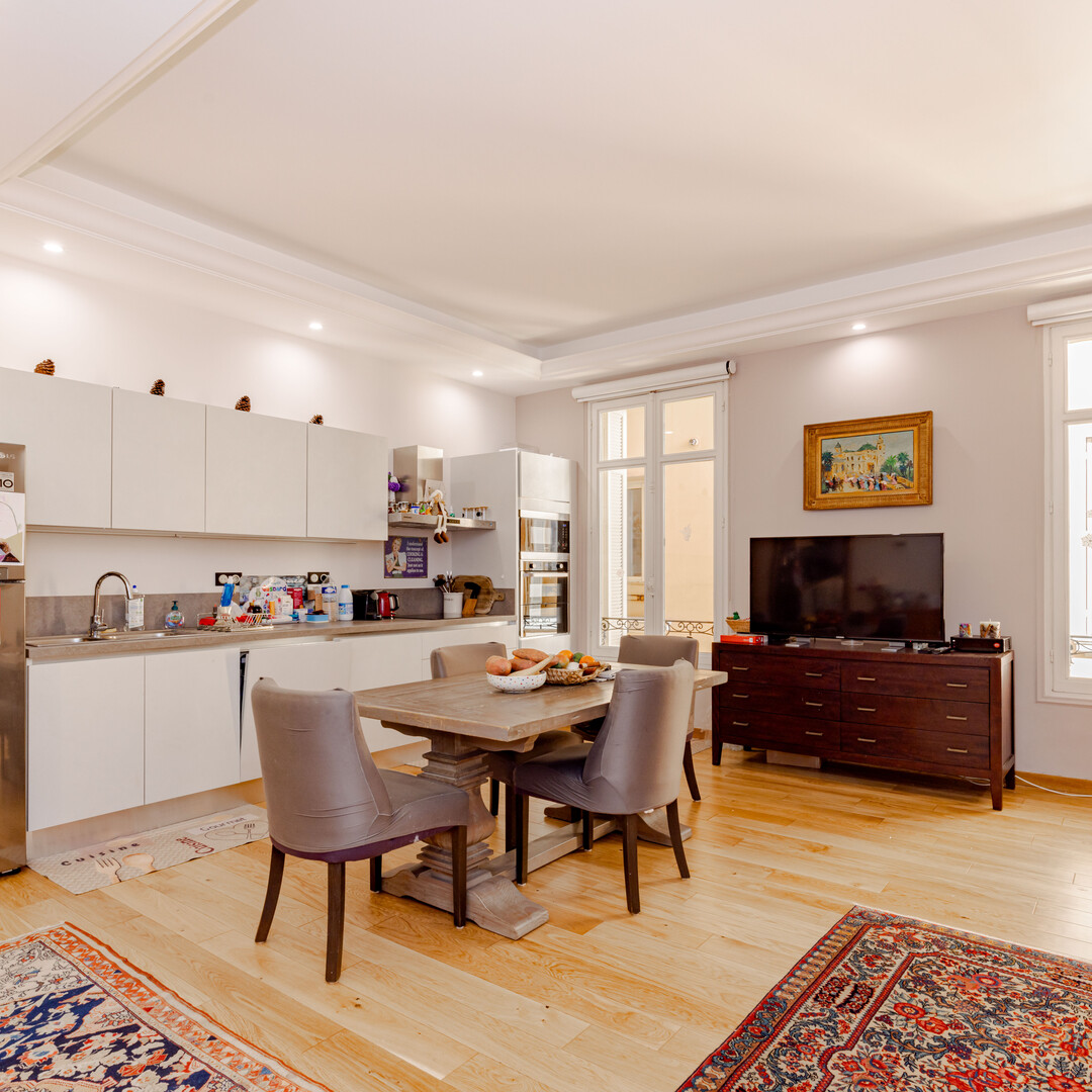 LARGE 3 ROOM APARTMENT WITH CENTRAL PARKING