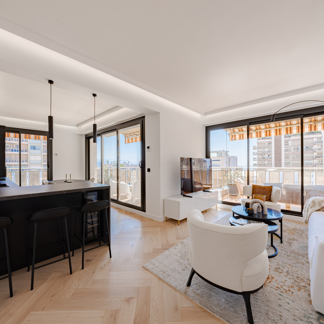 MAGNIFICENT 3 ROOM RENOVATED AND CENTRAL WITH PARKING