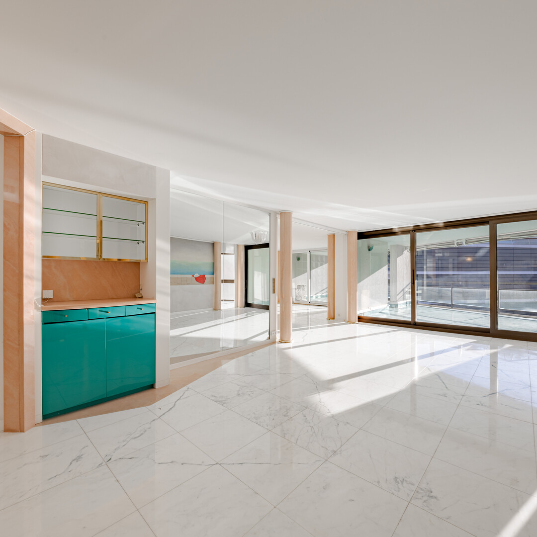 SPACIOUS 4 ROOM APARTMENT TO RENOVATE IN THE CENTER