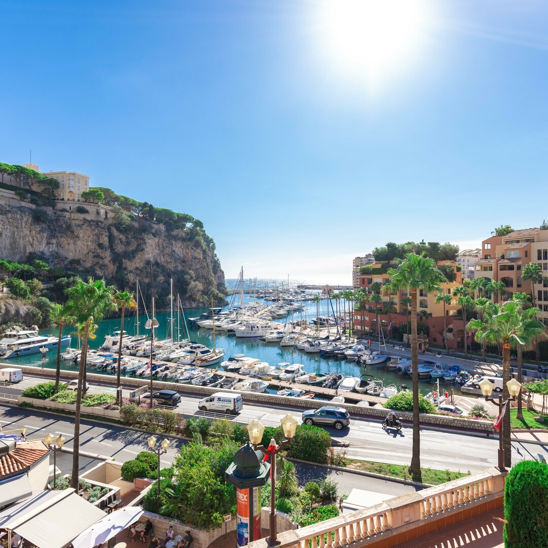 LARGE OFFICE WITH SHOP WINDOW