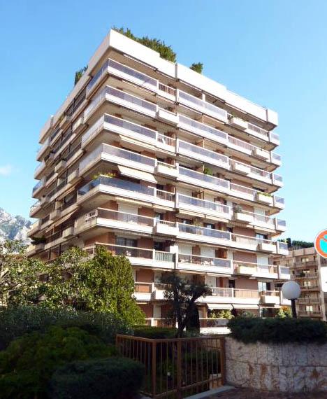 Sole Agent – High-end renovated luxury apartment with sea view